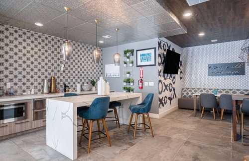 Sunnyvale Apartment | Ideal Sunnyvale 2BR w/A/C, Parking & Pool, walk to Apple, by Blueground