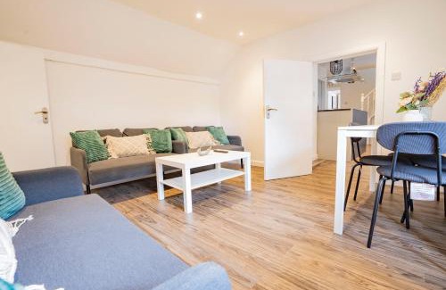 Uxbridge South Apartment | Ideal Uxbridge Hub, 3 Bed Flat Next to the Station