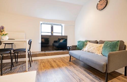 Uxbridge South Apartment | Ideal Uxbridge Hub, 3 Bed Flat Next to the Station