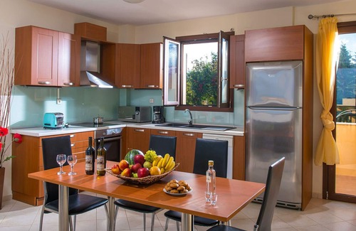 Prines Villa | Ideal villa for large groups! Private pool, Hot Tub! 5 min away from Rethymno!