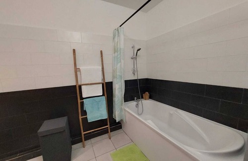 Petite-ÃŽle Apartment | Ideally located apartment with parking