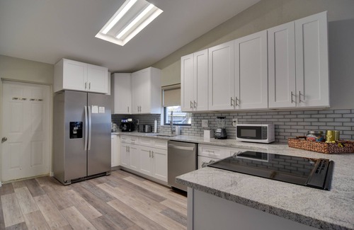 Palm Harbor Condo | Ideally Located Palm Harbor Condo: Walk Downtown!