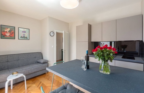 Porec Apartment | Idyllic flat just a few minutes' walk from the beach with private balcony, air conditioning, barbecue, WiFi