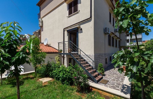 Porec Apartment | Idyllic flat just a few minutes' walk from the beach with private balcony, air conditioning, barbecue, WiFi