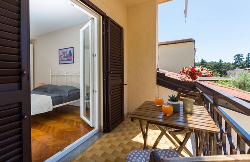 Porec Apartment | Idyllic flat just a few minutes' walk from the beach with private balcony, air conditioning, barbecue, WiFi