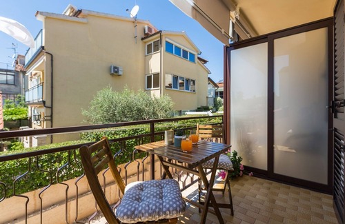 Porec Apartment | Idyllic flat just a few minutes' walk from the beach with private balcony, air conditioning, barbecue, WiFi