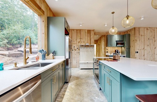 Hope House | Idyllic lakeside house with outdoor sauna, patio and firepit