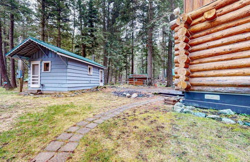 Enterprise House | Idyllic mountain view cabin with wood fireplace, front deck, bikes, & gas grill