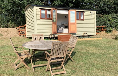 Dereham Cabin | Idyllic rural Shepherds Hut in private wildflower meadow.