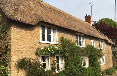 West Compton Cottage | Idyllic thatched cottage, Jurassic coast, walking distance to 2 great pubs