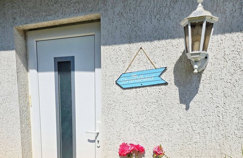 Falkenberg House | Idyllic vacation apartment with beach house character & view of the countryside
