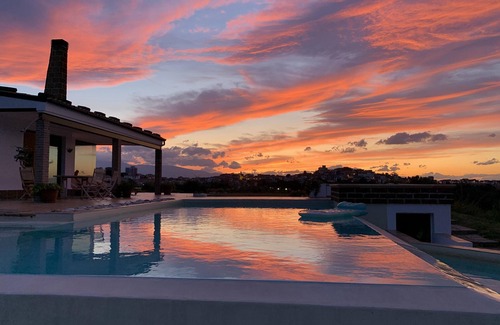 Torino di Sangro Villa | Idyllic Villa, with Infinity Pool, 4 air conditioned bedrooms & stunning views.
