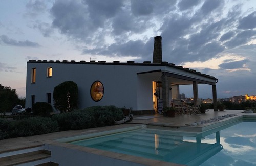 Torino di Sangro Villa | Idyllic Villa, with Infinity Pool, 4 air conditioned bedrooms & stunning views.