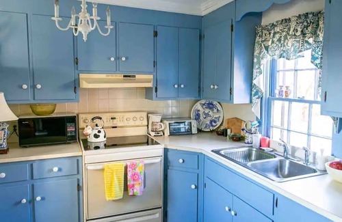 Monroe House | Idyllic Virginia Cottage w/scenic views-includes fire place, patio