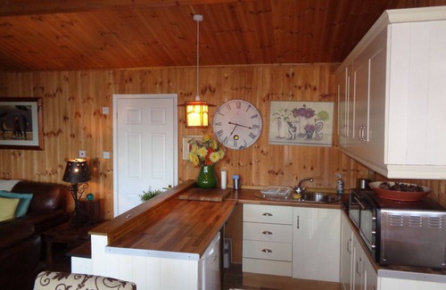 Uckington House | Idyllically situated Log Cabin, Fantastic view, Log Burner 4 miles to Stratford