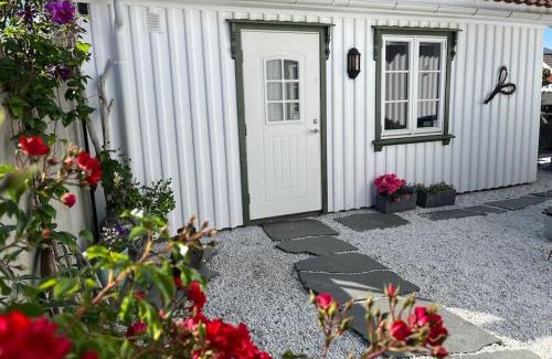Larvik Apartment | Idyllisk lite anneks med enestående uteplass