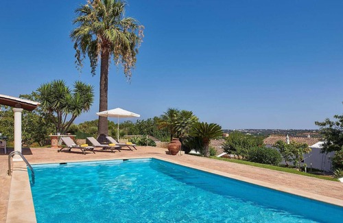 Moncarapacho e Fuseta House | If you are looking for rustic charm and authenticity, this beautiful villa will not disappoint.