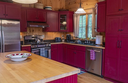 Huntingdon Cabin | If you are ready to travel and relax look no further, sports court on site!