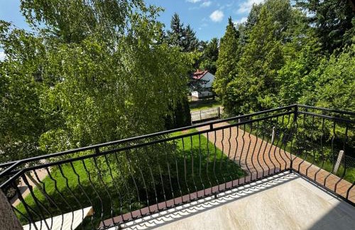 Balatonfenyves House | Igényesen berendezett nyaraló saját stéggel, kerti grillel Balatonfenyvesen, vízparti utcában, a tótól 50 m-re