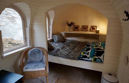 Espoo Cabin | Igluhut sleeping with reindeer