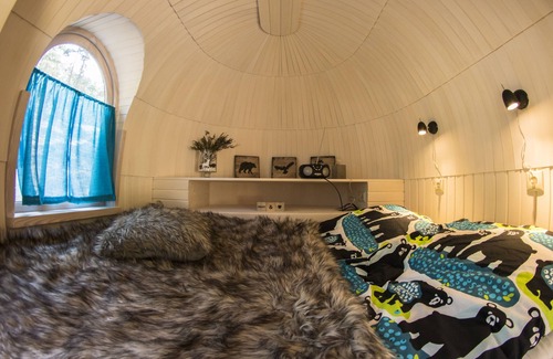 Espoo Cabin | Igluhut sleeping with reindeer