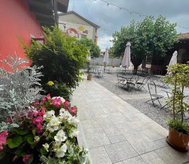 Zanica House | Il cortile da Tania