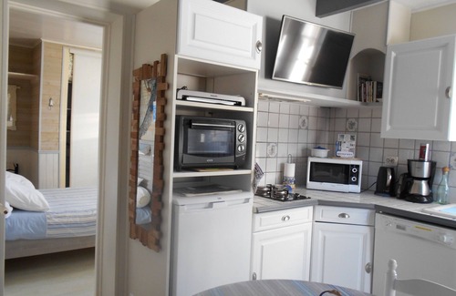 Saint-Martin-de-Re House | ILE DE RE 2/3 P: bikes, Wifi, linen, kitchen, parking, shops, beach, port,