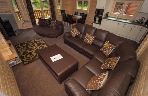 Kenwick Cabin | iLodge 73 - Luxury Log Cabin with Hot Tub and Woodburner 🏡
