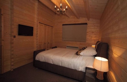 Kenwick Cabin | iLodge 73 - Luxury Log Cabin with Hot Tub and Woodburner 🏡