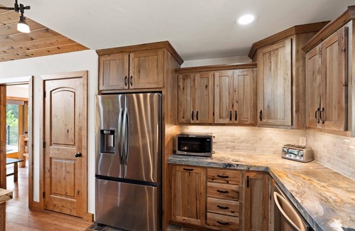 Lincoln County House | Imagine you're gathering being 20' off the Waterfront. Your Versatile Oasis!nn