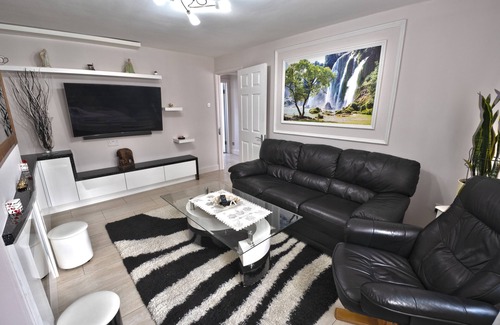 North Richmond Apartment | Immaculate 2-Bed Apartment in Isleworth by river