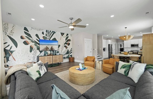 Garden City House | Immaculate 5BR Retreat- Pool and More! The Blue Palm
