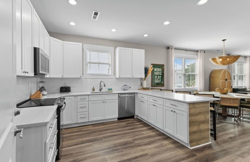 Garden City House | Immaculate 5BR Retreat- Pool and More! The Blue Palm