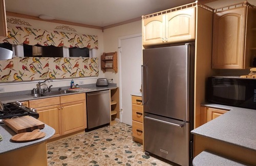 Olympia Condo | Immaculate and many extras in "pleasantville" neighborhood
