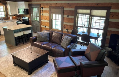 Bath Cabin | Immaculate cabin bordering national forest, close to Augusta, GA - -Masters
