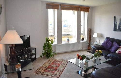 Edinburgh Apartment | Immaculate cosy flat next to Holyrood park