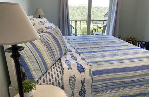 James Creek Cabin | Immaculate MountainLake Home!Epic view, HotTub,FirePit, Putting Green,Pickleball
