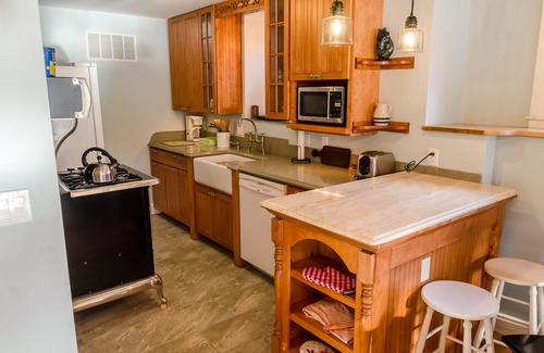 Winchester House | Immaculate Year-Round Lakefront-Charming cottage, swimming, boating, central air