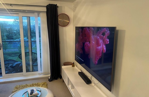 Cray Valley West Apartment | Impeccable 2-Bed Apartment in Orpington