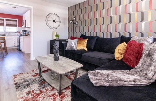 Graham Apartment | Impeccable 2BR Apartment Upstairs Fast WiFi