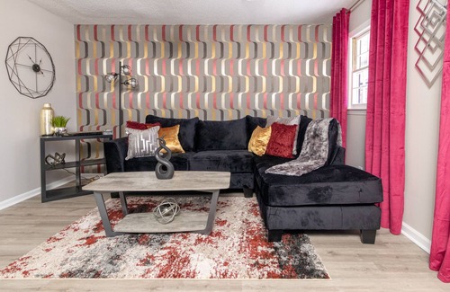 Graham Apartment | Impeccable 2BR Apartment Upstairs Fast WiFi