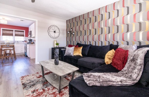 Graham Apartment | Impeccable 2BR Apartment Upstairs Fast WiFi