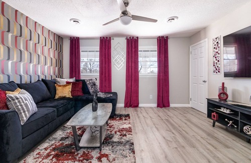 Graham Apartment | Impeccable 2BR Apartment Upstairs Fast WiFi