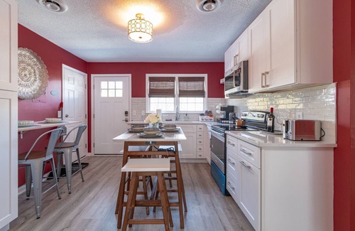 Graham Apartment | Impeccable 2BR Apartment Upstairs Fast WiFi