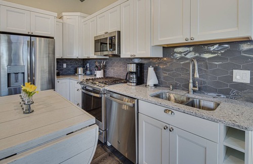 Redmond House | Impeccable Guest House, New Furnishing, Near Downtown. EV Charger, Dog Friendly, Deck, Enclosed Yard