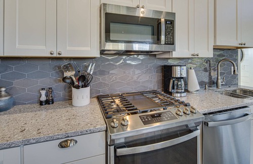 Redmond House | Impeccable Guest House, New Furnishing, Near Downtown. EV Charger, Dog Friendly, Deck, Enclosed Yard