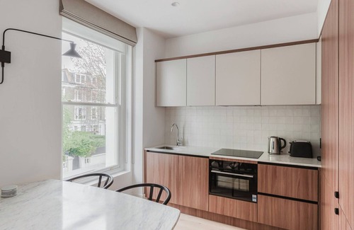 West Kensington Apartment | Impeccable Kensington Studio, near Shops, Food & Park, by Blueground