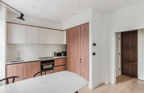 West Kensington Apartment | Impeccable Kensington Studio, near Shops, Food & Park, by Blueground