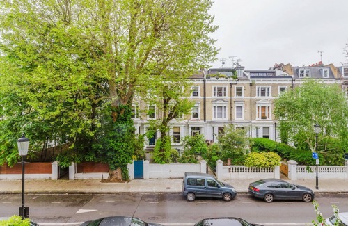 West Kensington Apartment | Impeccable Kensington Studio, near Shops, Food & Park, by Blueground