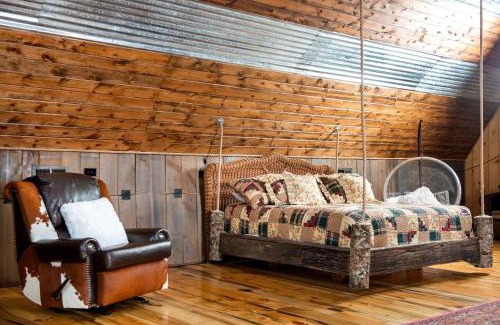 Sugar Grove House | Impressive Barn Suite with Hot-tub and Petting Zoo in Sugar Grove, North Carolina